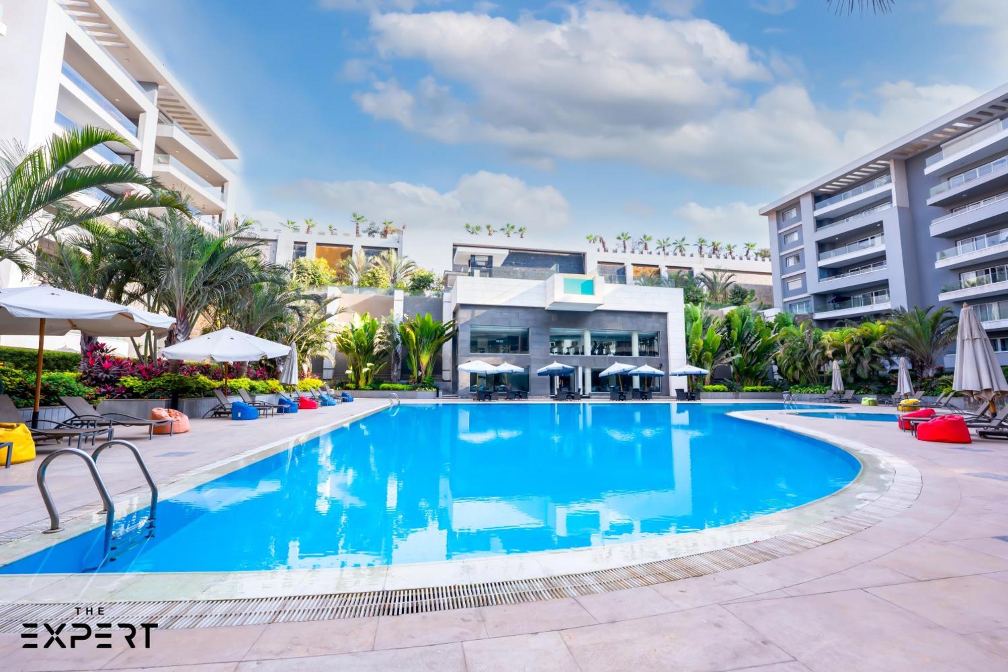 Luxury 4br Pool View Apartment *